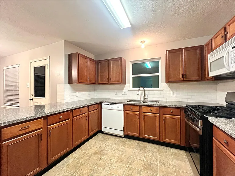 6415 Mountain Pines Ln — Photo 11