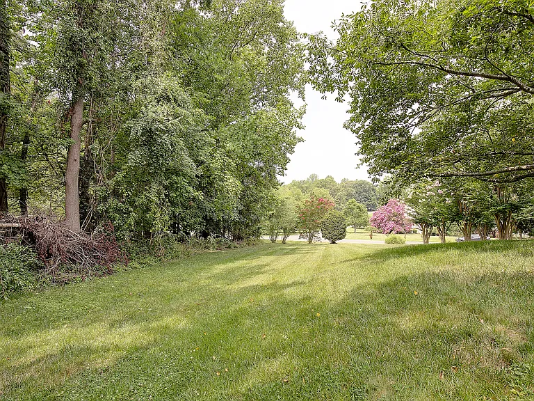 48 Radcliffe Dr — Photo 13