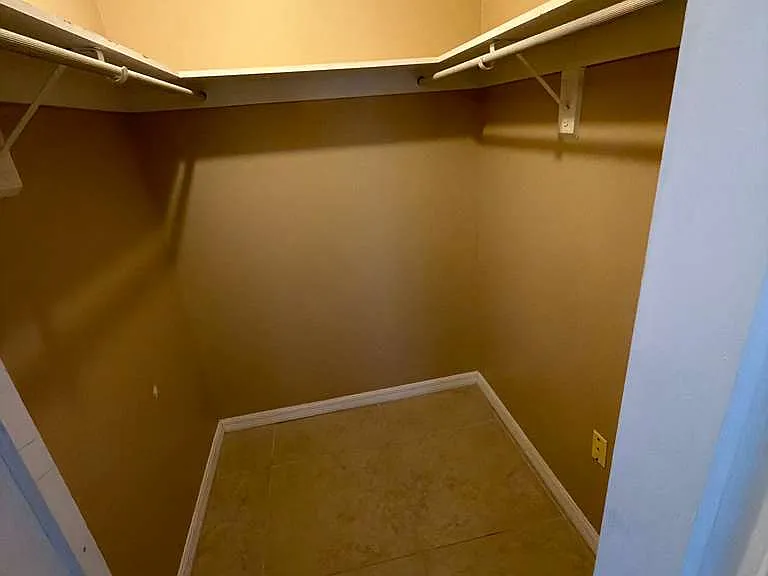 702 SE 47th St #5 — Photo 7