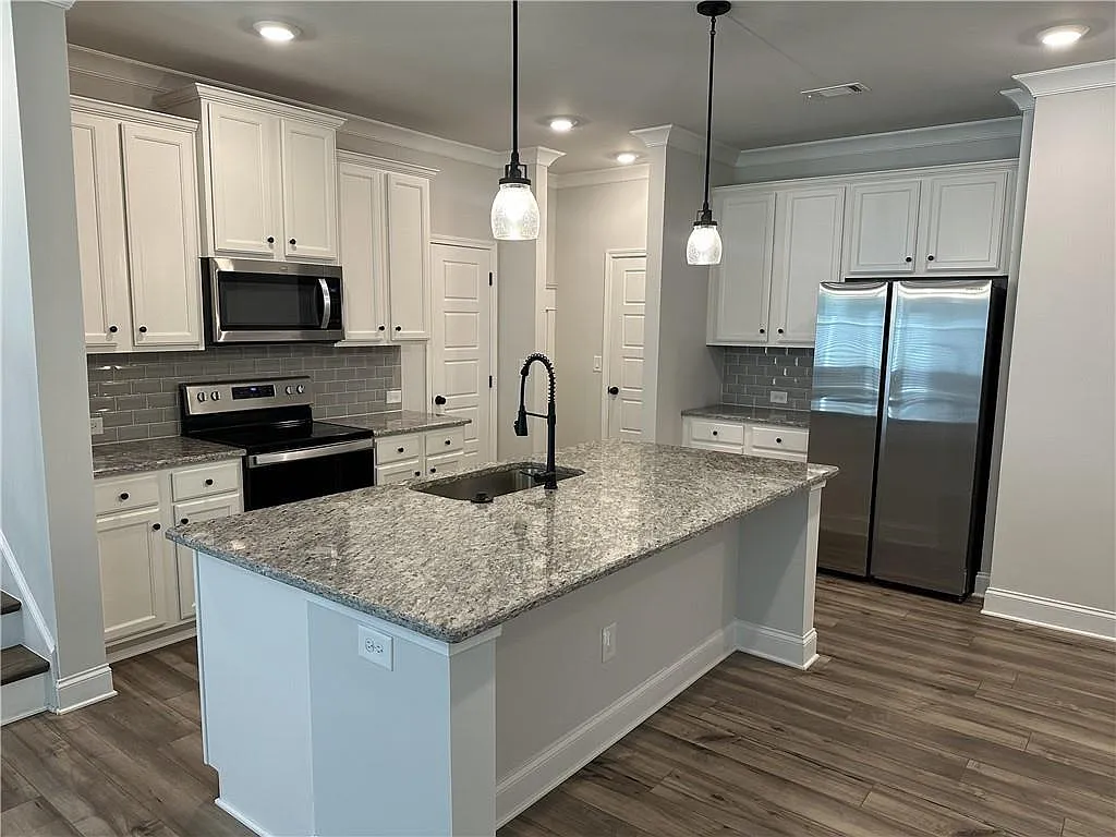 3 bed, 2.5 bath, 2033 sqft, $2,050 — Photo 2