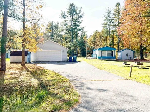 700 Whispering Pines Dr, Gladwin, MI 48624