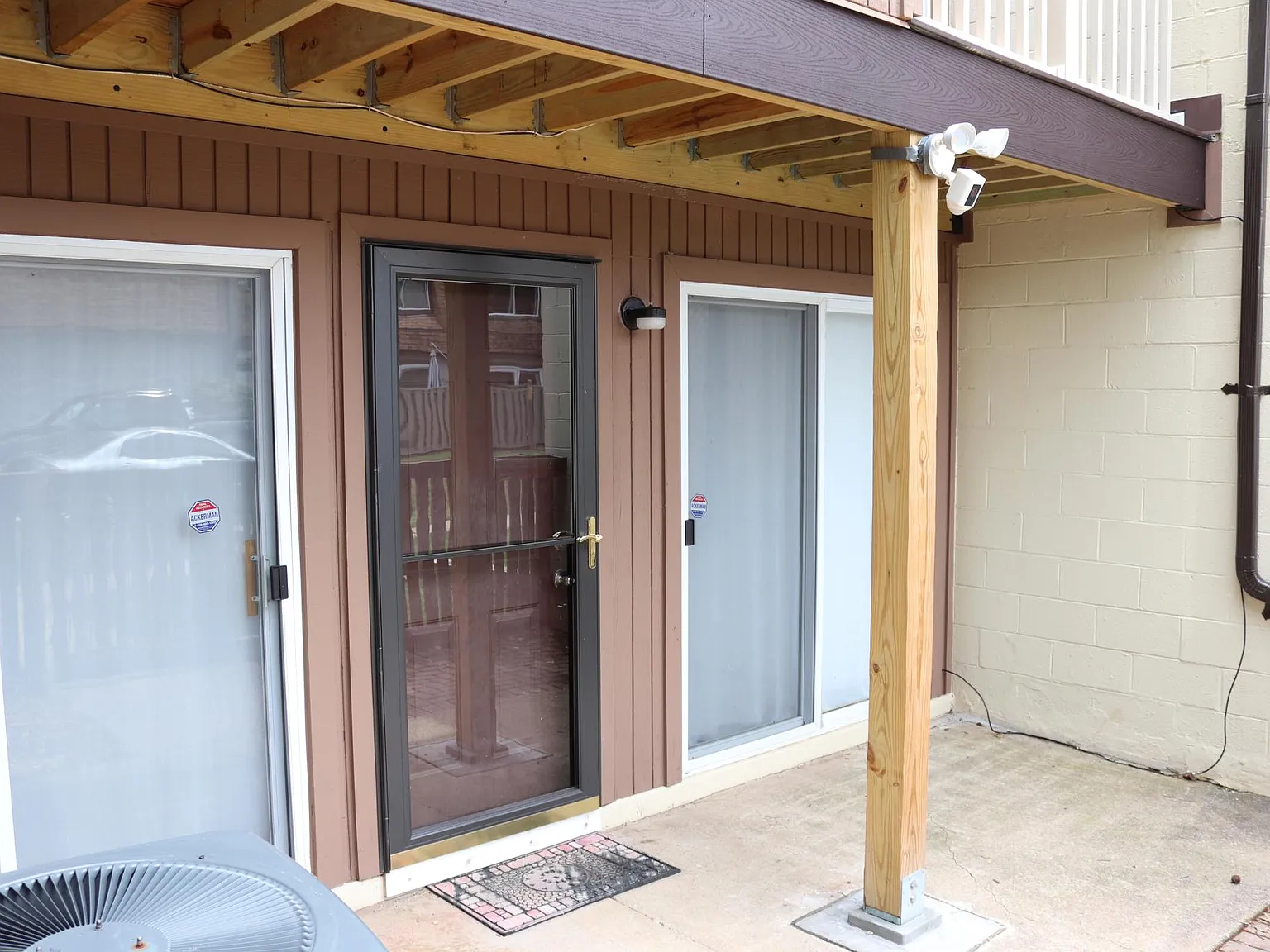 3 bed, 1.5 bath, 1044 sqft, $2,500 — Photo 3