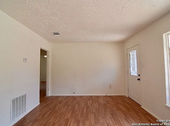 3rd image of 411 Blakeley Dr