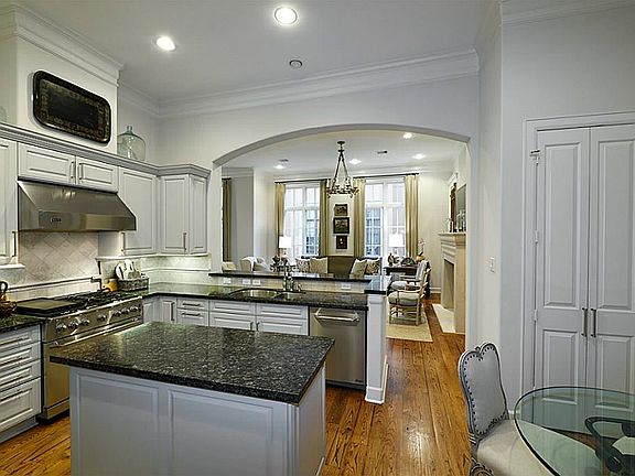 5th image of 2415 Brazoria St #B