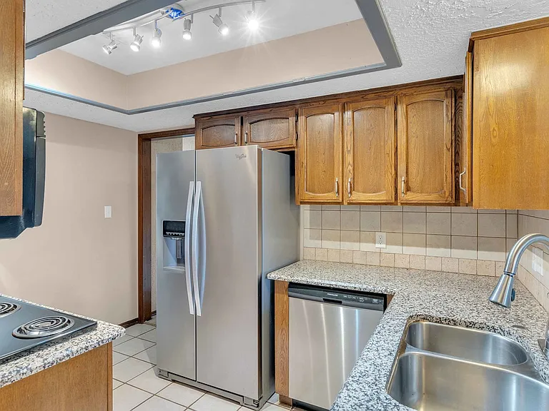 2321 W Louisville St — Photo 7