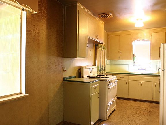 4th image of 701 Casmalia Way