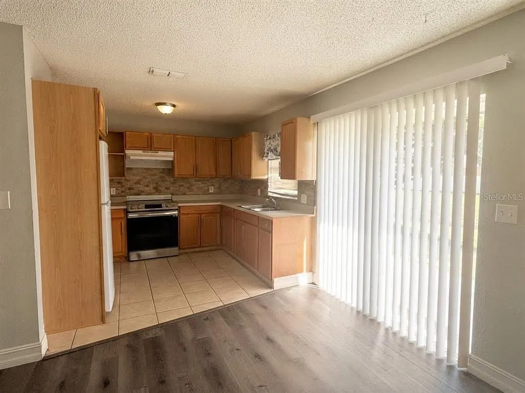 2 bed, 2.0 bath, 908 sqft, $1,575 — Photo 2