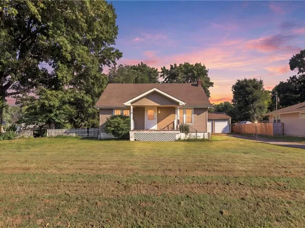 219 W 4th St, Tonganoxie, KS 66086