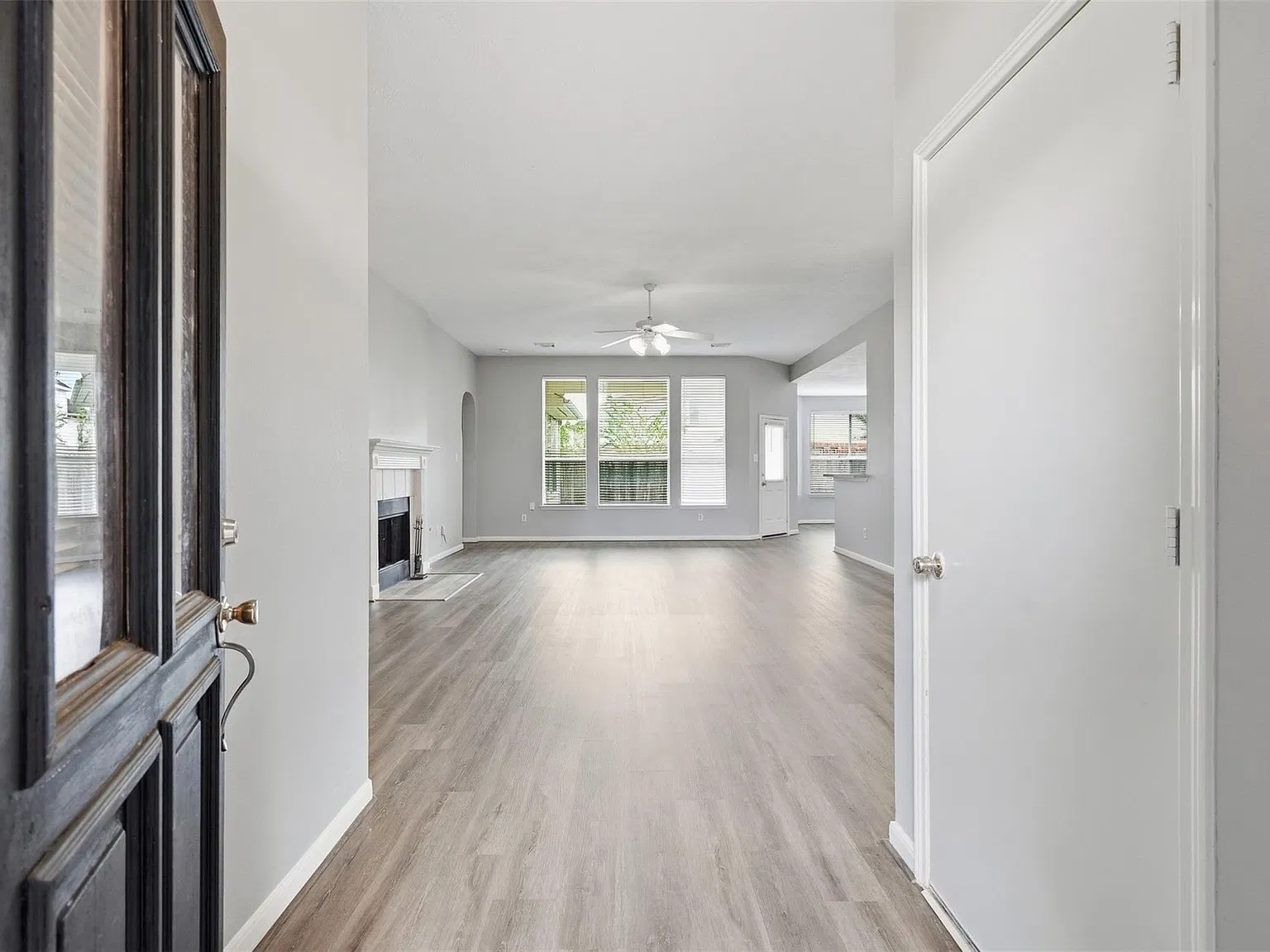 4 bed, 2.0 bath, 2133 sqft, $2,350 — Photo 3