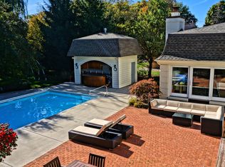 321 W Nokomis Ct, Fox Pt, WI 53217