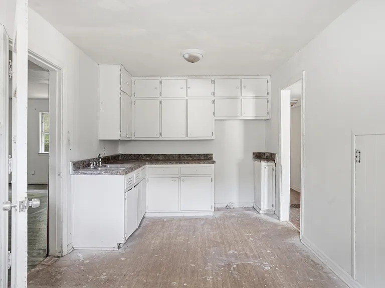 7827 Rugby Ave — Photo 8