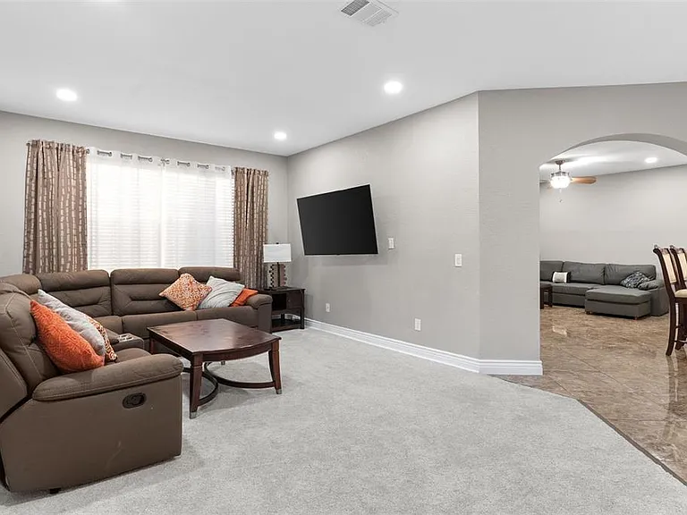 215 Gleneagles Dr — Photo 4