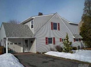 41 Bent Ln, Levittown, NY 11756