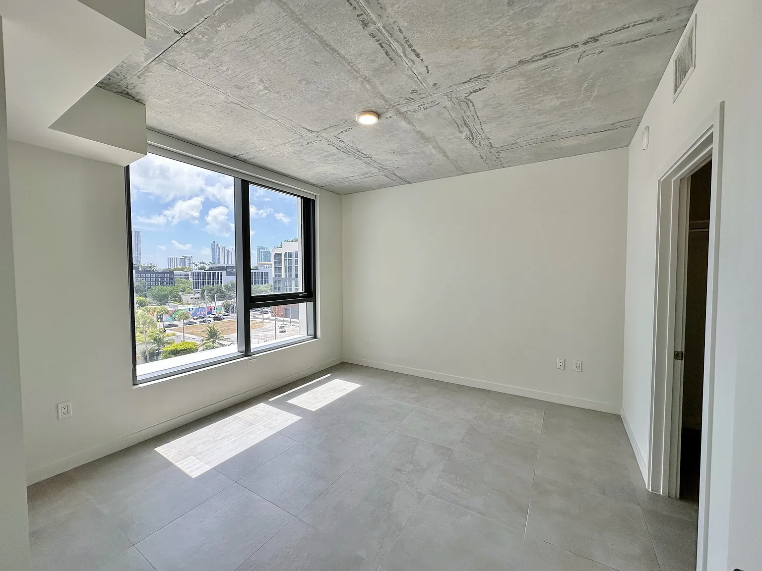 1 bed, 701 sqft, $2,328 — Photo 4