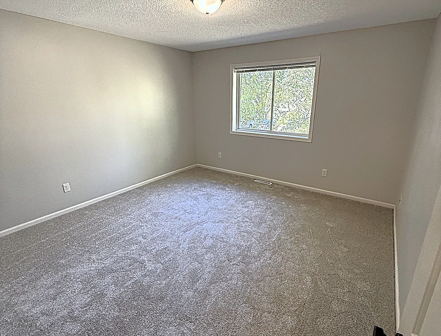 4 bed, 1350 sqft, $2,000 — Photo 4