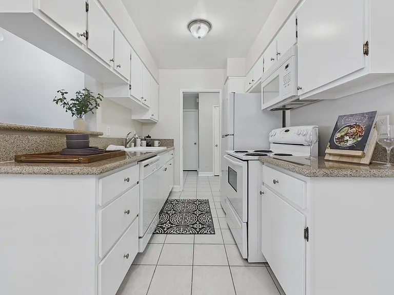 115 Doheny Apartments — Photo 27