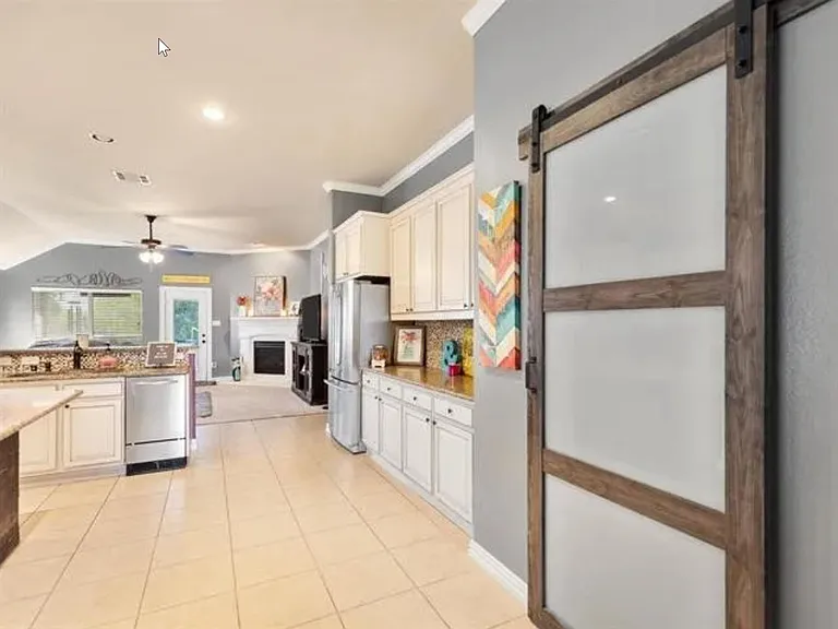 1052 Lufkin Ln — Photo 11