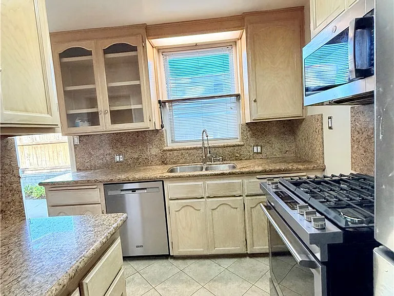 828 N Pass Ave — Photo 12