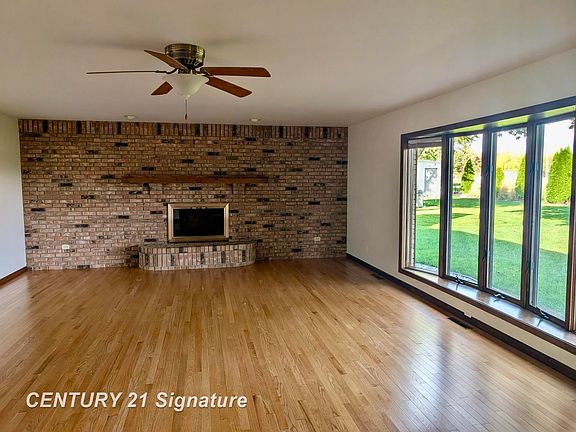 3rd image of 692 Pilgrim Dr E