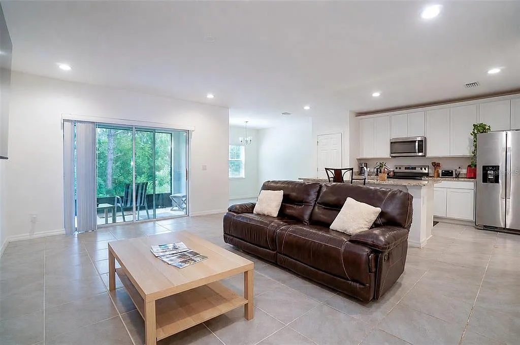 4 bed, 2.5 bath, 2104 sqft, $2,300 — Photo 3