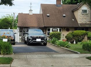 7 Hamlet Rd, Levittown, NY 11756