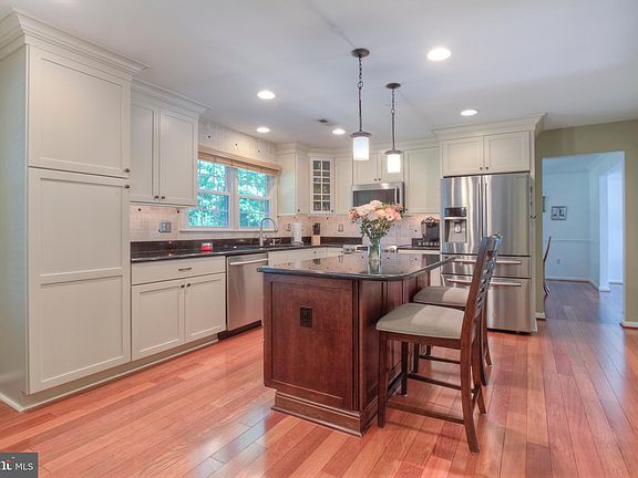 3rd image of 6 Cherry Blossom Ln