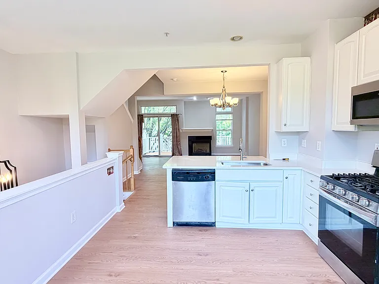 603 Eisenhower Dr — Photo 7