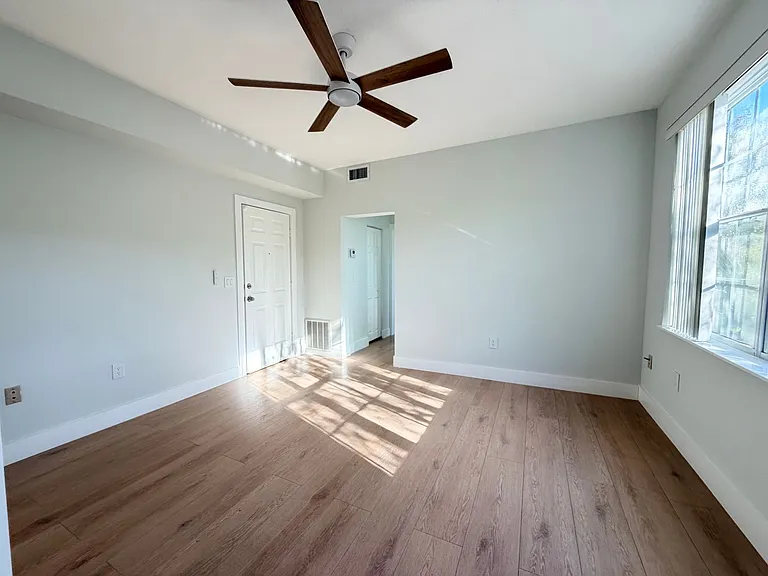 Valencia Apartments — Photo 15