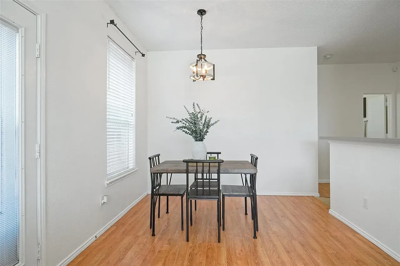 2 bed, 1068 sqft, $1,900 — Photo 4