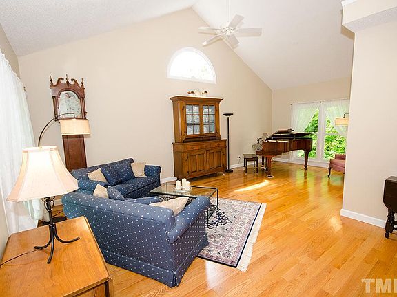 4th image of 10 Trescott Dr