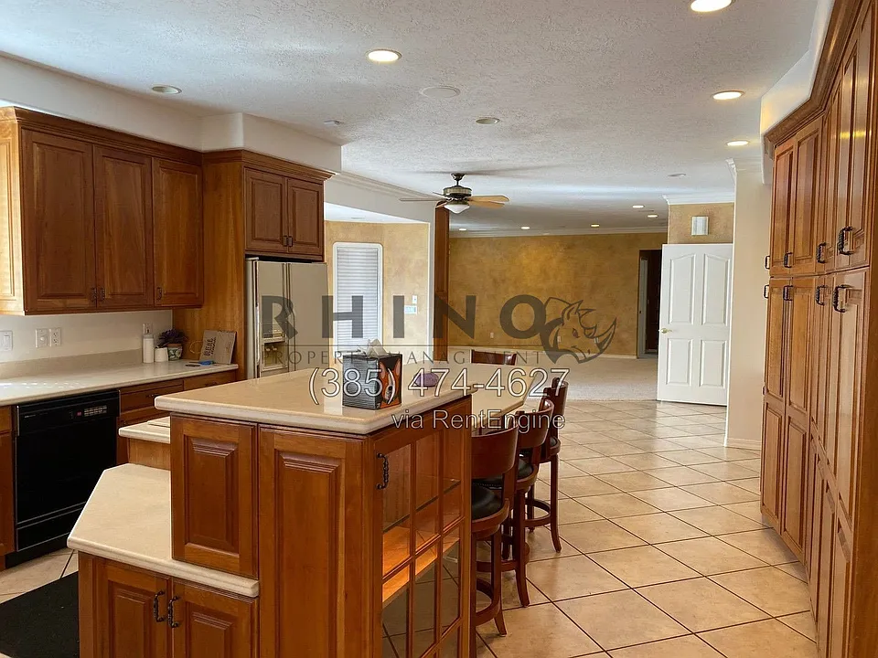1106 E Birchbrook Cir
