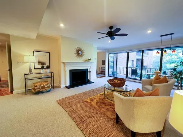 75 Grove St APT 223, Wellesley, MA 02482