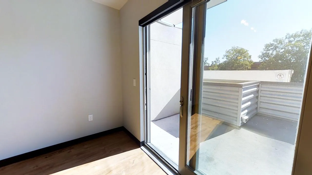 3 bed, 908 sqft, $6,450 — Photo 4