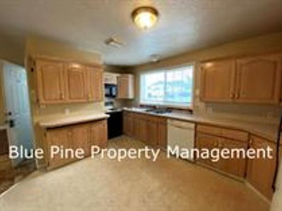 5th image of 2264 Stace St
