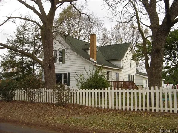 10337 Tuthill Rd, South Lyon, MI 48178