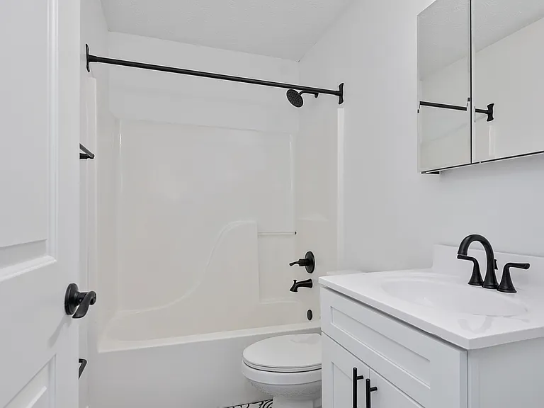 Experience the elegance of this chic bathroom, featuring stylish details and a modern aesthetic. Experience the elegance of this chic bathroom, featuring stylish details and a modern aesthetic.