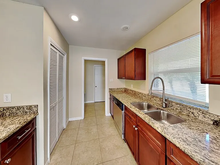 2512 Sea Breeze Ct — Photo 2