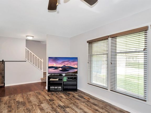 4th image of 500 Livingston Dr