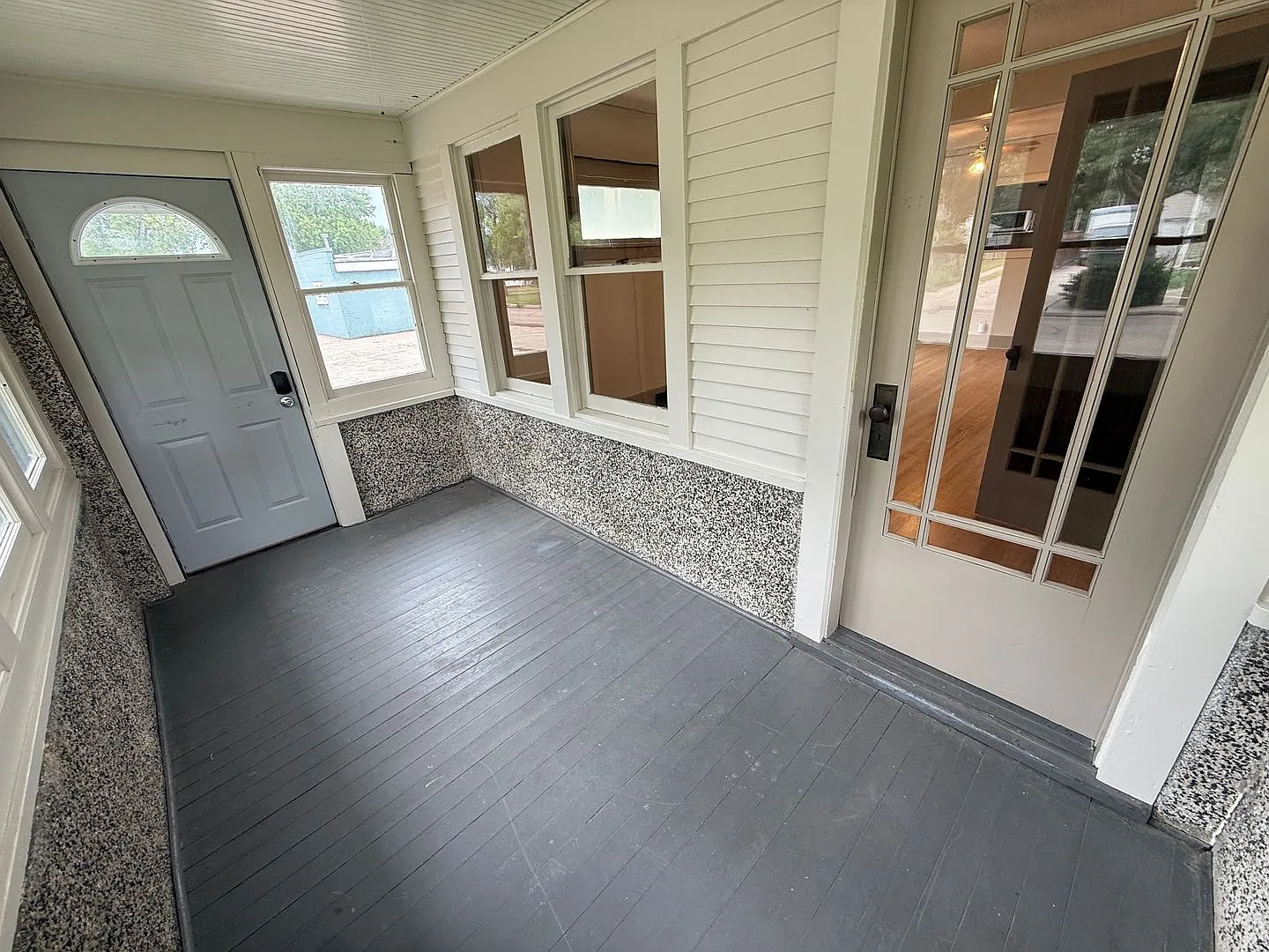 Charming 2-Bedroom Home with Spacious Backyard and 2-Car Garage — Photo 3