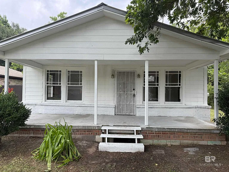672 Burden St — Photo 1