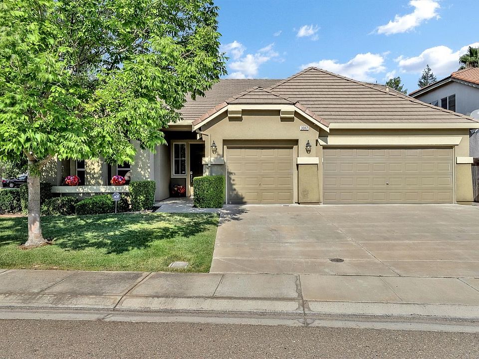 This BEAUTY is STUNNING! 4BR/3 BA and the only thing upstairs is a LOFT/possible 5th bedroom and FULL BATHROOM. Everything else is DOWNSTAIRS!