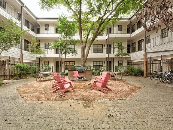 4th image of 203 E 31st St APT 211