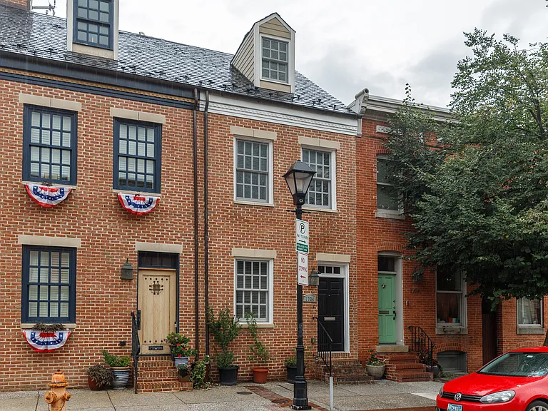 1724 Fleet St — Photo 1