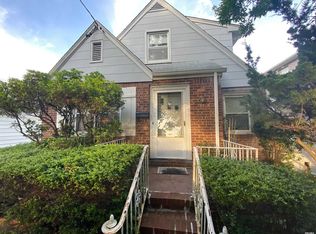 84-19 258th St, Floral Park, NY 11001