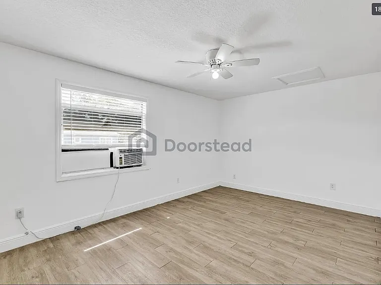 921 Penfield St #B — Photo 2