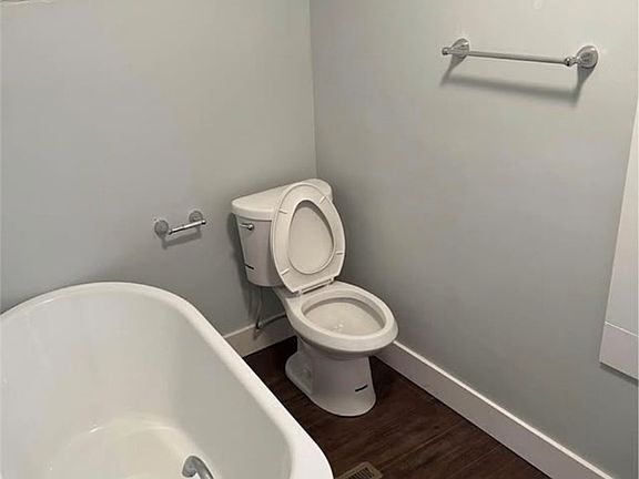 5th image of 8 W Laurel Ave