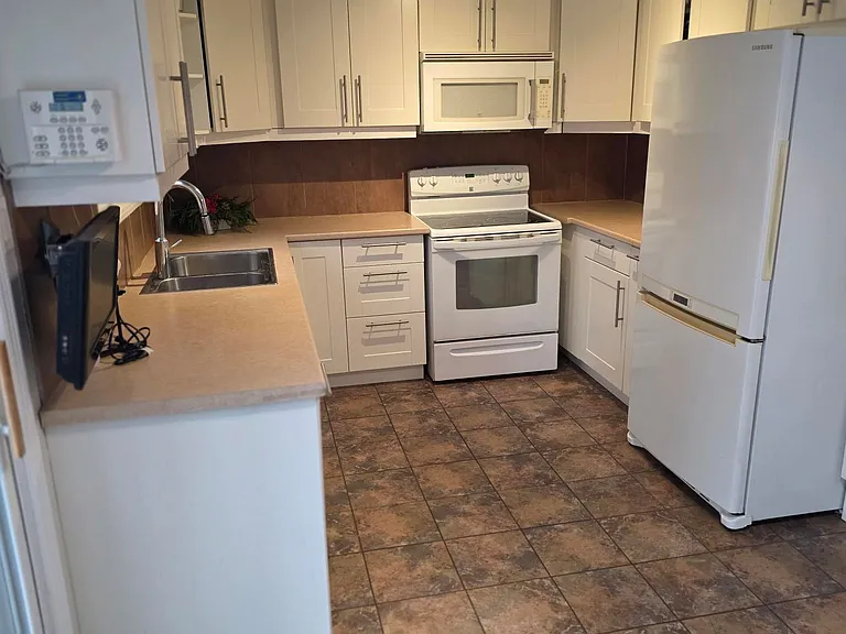 1296 Valerie Cres W — Photo 3