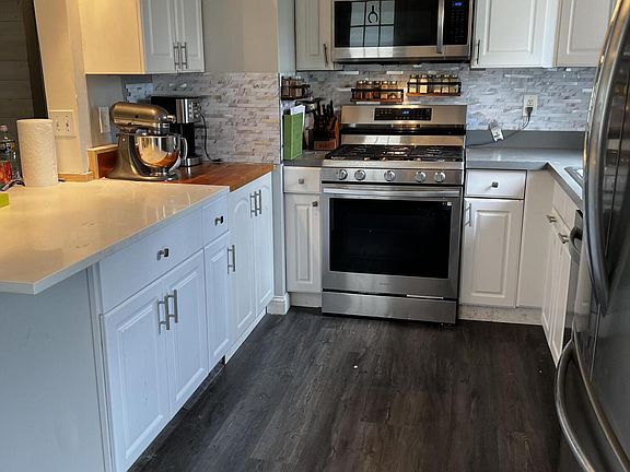 3rd image of 16 Sands Point Dr