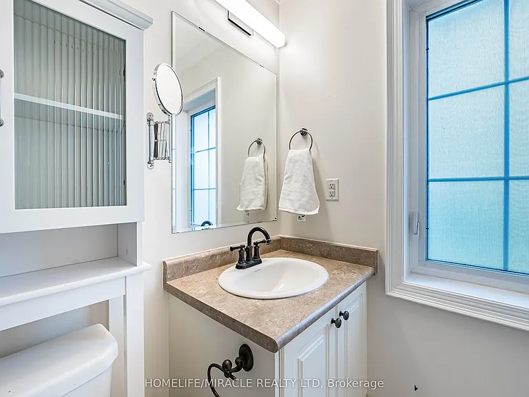 419 Rossland Rd E — Photo 32