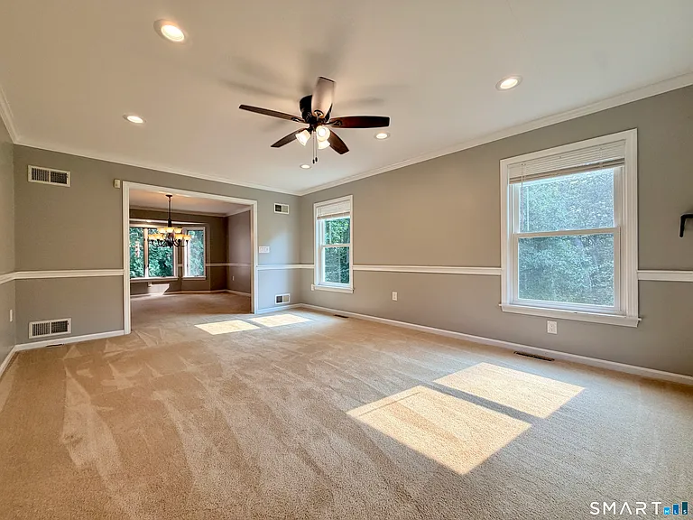 22 Hyde Park Dr — Photo 6